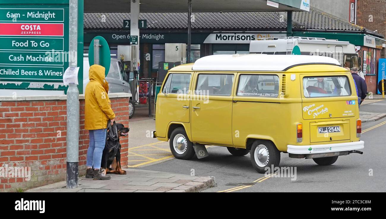 Morrisons Daily Shop & essence station-service crossover & food to Go store jaune VW Volkswagen camper van chien marcheur en attente de traverser Cromer UK Banque D'Images