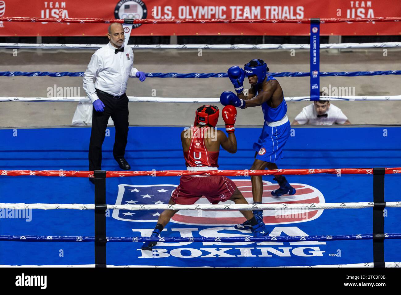 Carlos Flowers (rouge) combat Keon Davis (bleu) lors des essais olympiques de boxe, samedi 9 décembre 2023, à Lafayette, Louisiane. (Kirk Meche/image du sport) Banque D'Images