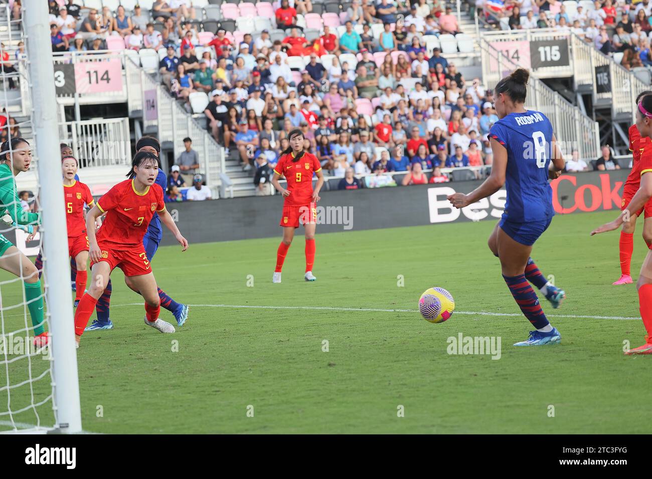 L’attaquante de l’équipe nationale féminine des États-Unis Trinity Rodman (8) marque un but au DRV PNK Stadium le 2 décembre 2023 à ft. Lauderdale, Floride. Les États-Unis ont battu la Chine PR 3-0 (crédit : Paul Fong/image of Sport) Banque D'Images