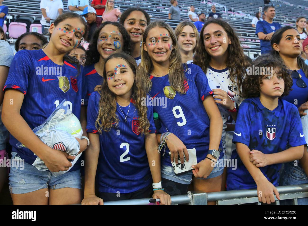 Les fans montrent leur soutien à l’équipe nationale féminine des États-Unis au DRV PNK Stadium le 2 décembre 2023 à ft. Lauderdale, Floride. Les États-Unis ont battu la Chine PR 3-0 (crédit : Paul Fong/image of Sport) Banque D'Images