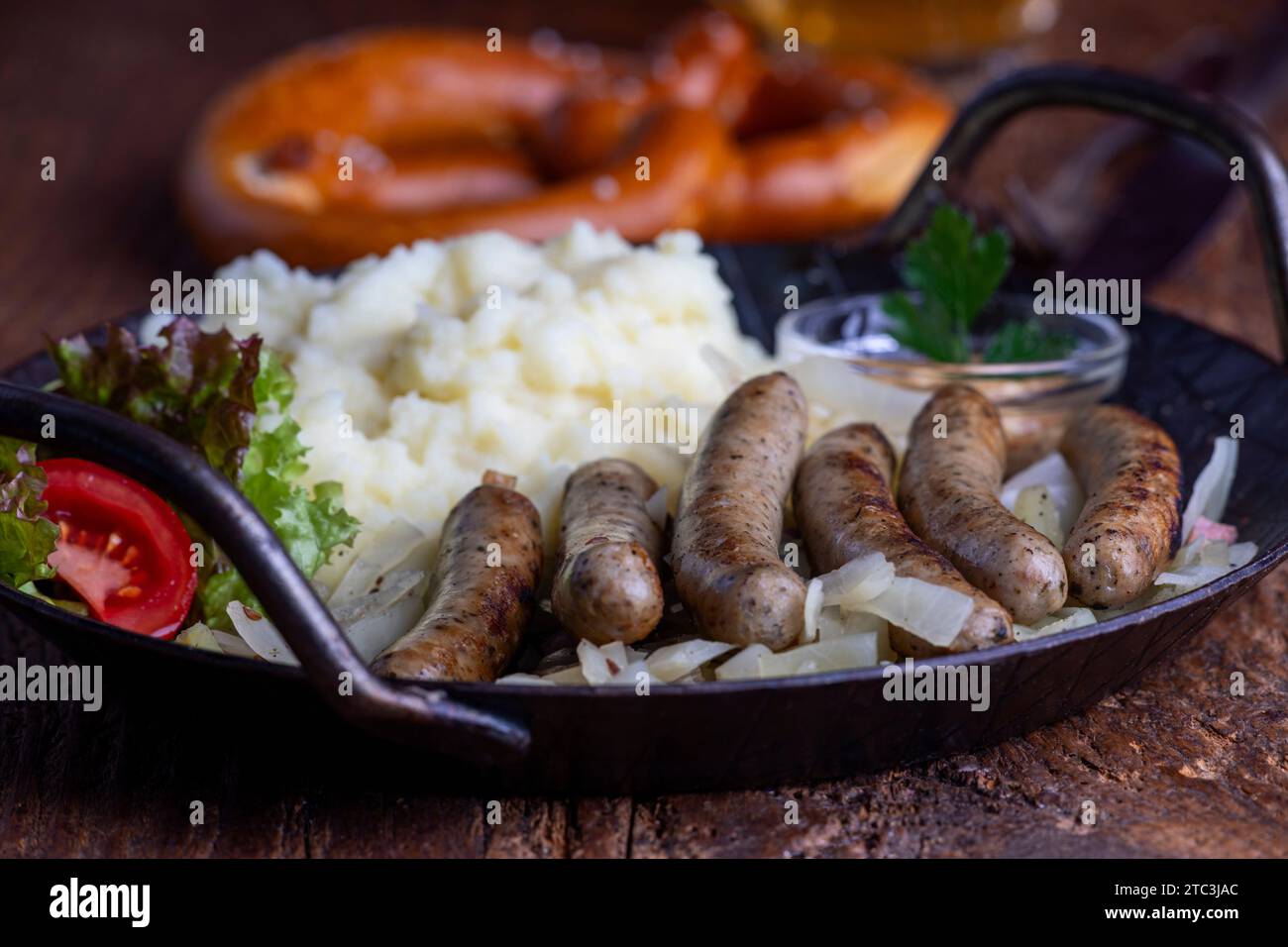 saucisses de nuremberg à la choucroute sur bois Banque D'Images