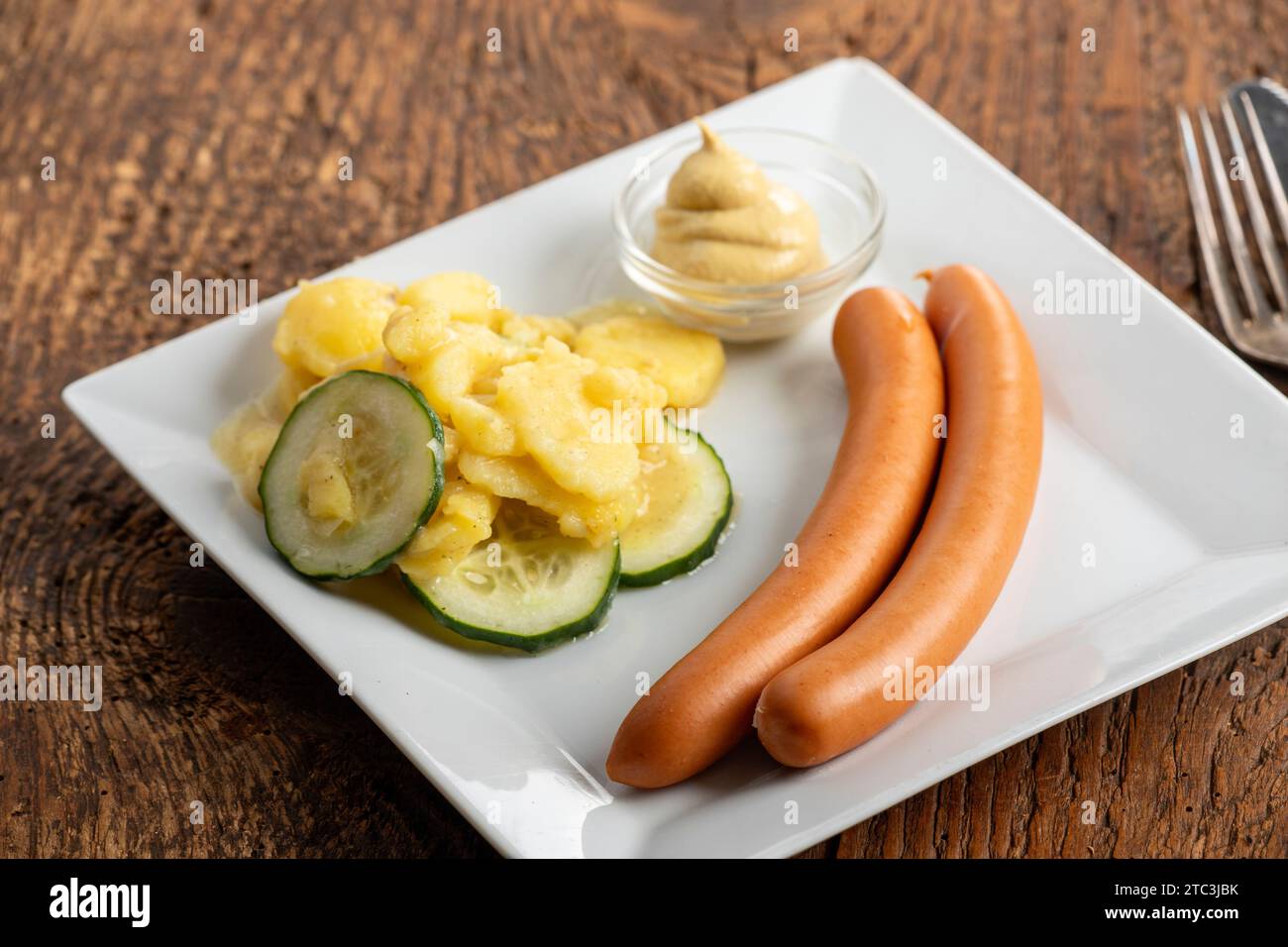 paire de frankfurter avec salade de pommes de terre Banque D'Images