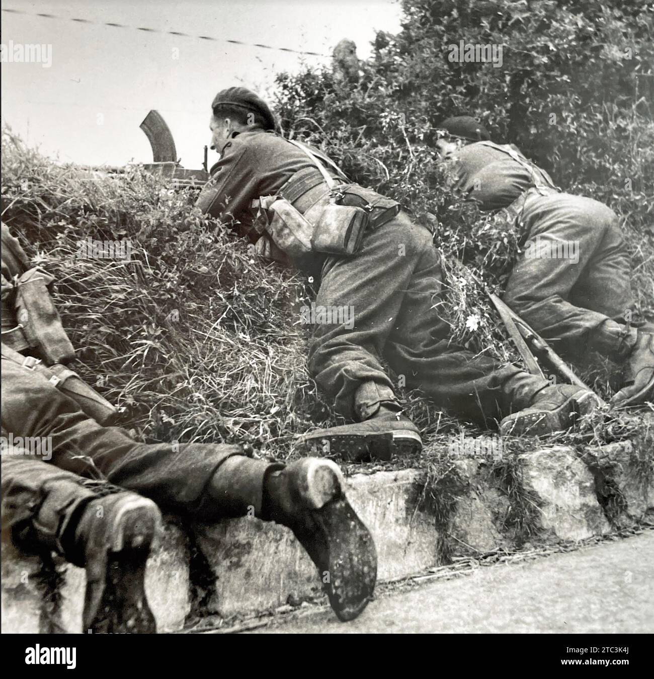 INVASION DE LA NORMANDIE Groupe Commando britannique utilisant un canon Bren dans le pays bocage du nord de la france, juin 1944 Banque D'Images