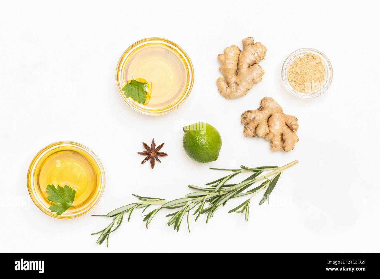 Gingembre, branche de romarin, thé et citron vert. Traitement du rhume et de la grippe. Fond blanc. Pose à plat Banque D'Images