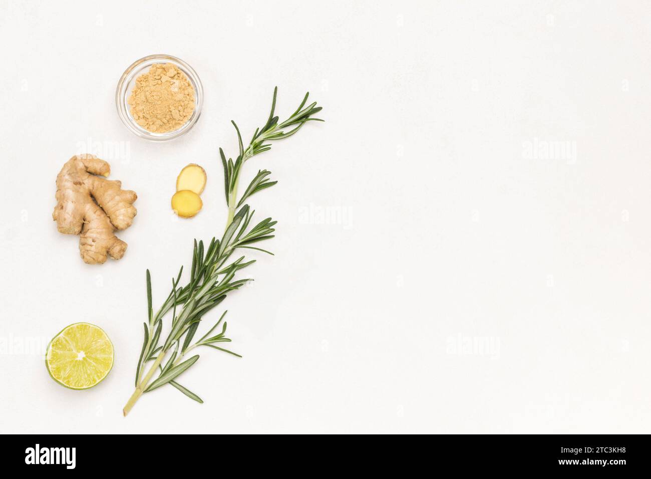 Gingembre, branche de romarin et citron vert. Remède alternatif contre le rhume et la grippe. Espace de copie. Fond blanc. Pose à plat Banque D'Images