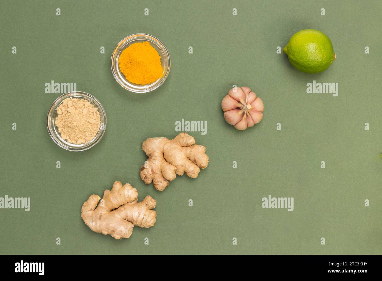 Gingembre, miel et curcuma, ail. Produits pour l'immunité. Remède alternatif contre le rhume et la grippe. Fond vert. Pose à plat Banque D'Images