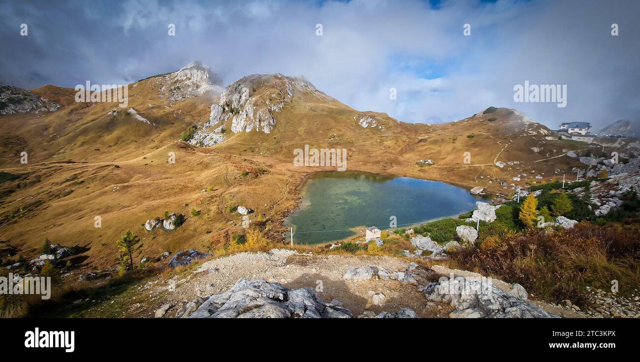 Lac alpin dans les Dolomites d'Italie Banque D'Images