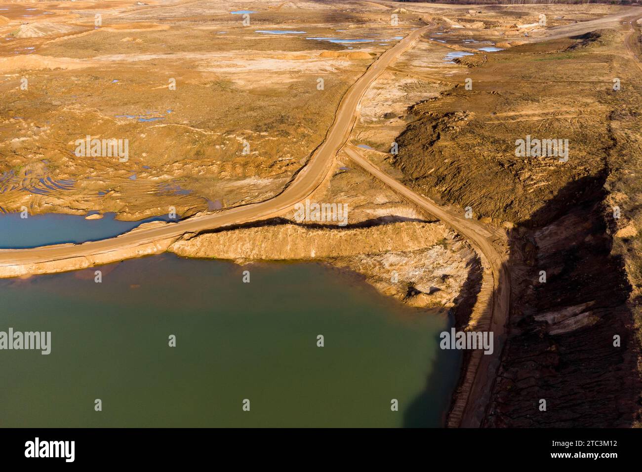 Vue aérienne du territoire d'une grande carrière de sable avec étang. Extraction de sable de construction à partir de dépôts glaciaires Banque D'Images