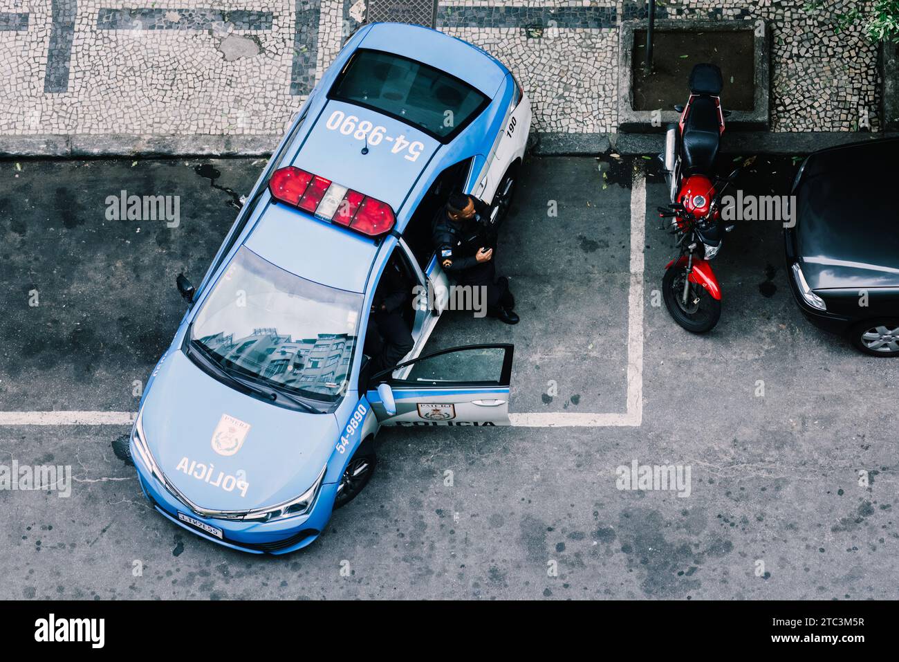 Rio de Janeiro, Brésil - 10 décembre 2023 : patrouille de voiture de la police militaire de Rio de Janeiro dans le quartier de Copacabana à Rio de Janeiro, Brésil Banque D'Images