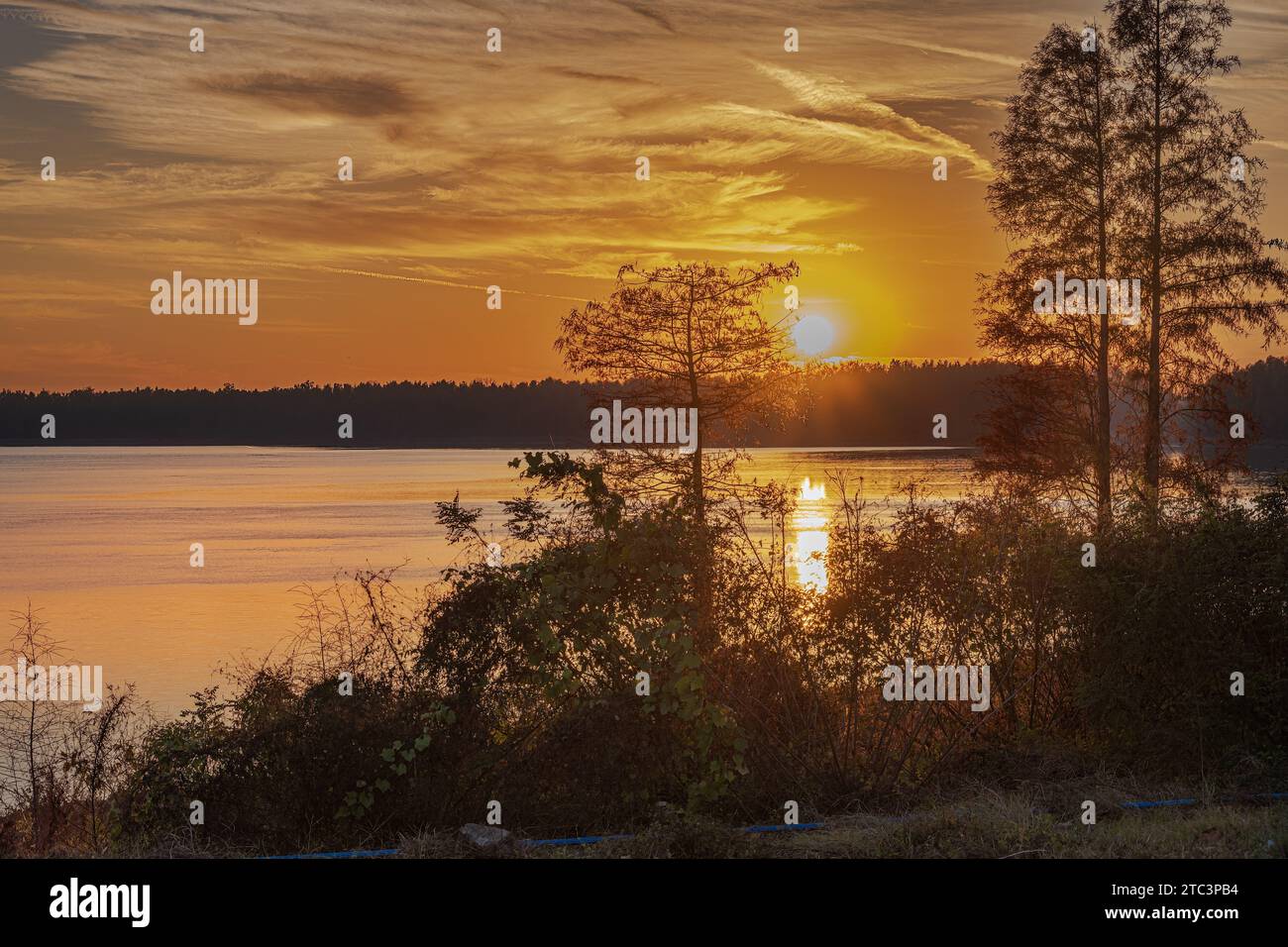 Photo d'un coucher de soleil lumineux sur le fleuve Mississippi. Banque D'Images