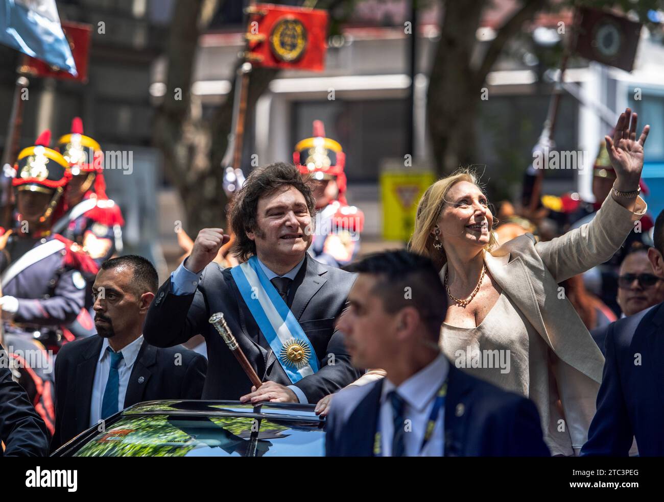 Buenos Aires, Argentine. 09 janvier 2016. Javier Milei, le nouveau président de l'Argentine, conduit avec sa sœur Karina Milei dans une voiture ouverte sur le chemin de la Casa Rosada, le siège du gouvernement. Crédit : Fernando gens/dpa/Alamy Live News Banque D'Images