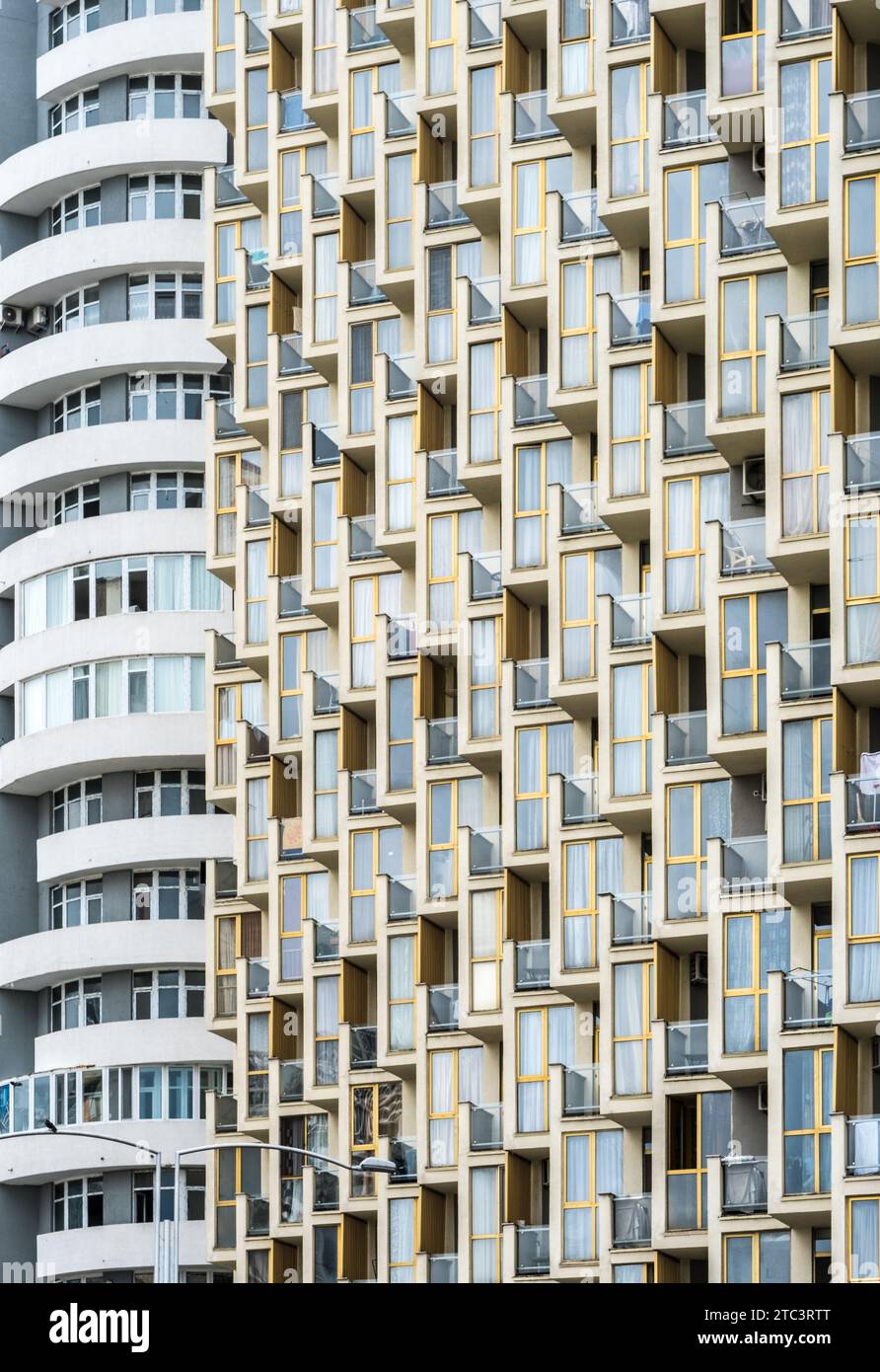 Façade d'un grand bâtiment à plusieurs étages avec de nombreuses fenêtres Banque D'Images