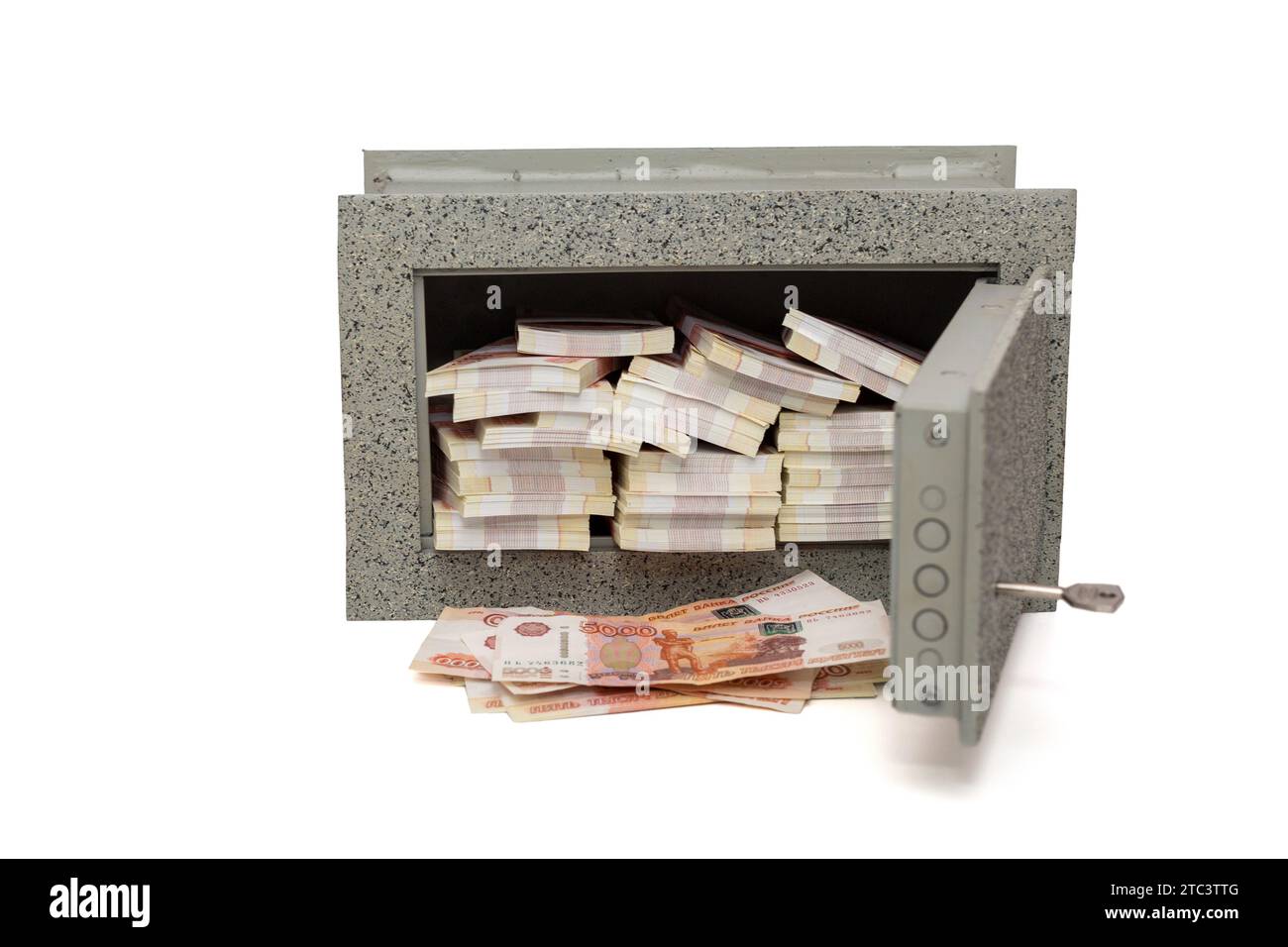 Petit coffre-fort à la maison plein de paquets de roubles russes en 5000 billets de banque, isolé sur un fond blanc Banque D'Images