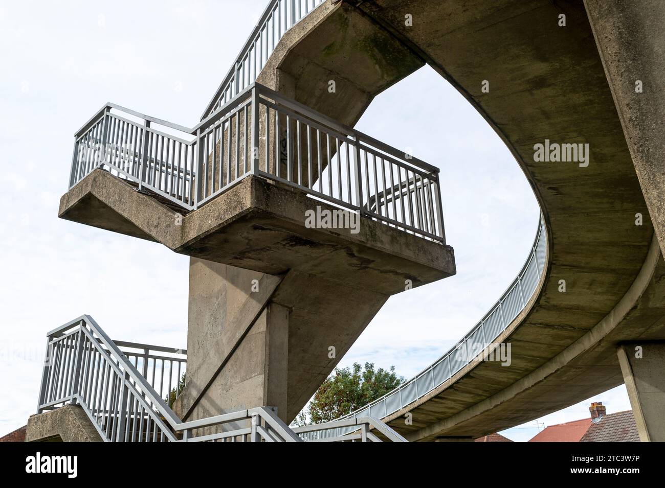 Marches concrètes et passage supérieur, architecture urbaine brutaliste Banque D'Images