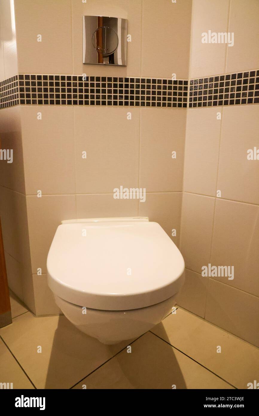 toilettes murales blanches (WC) avec couvercle fermé Banque D'Images
