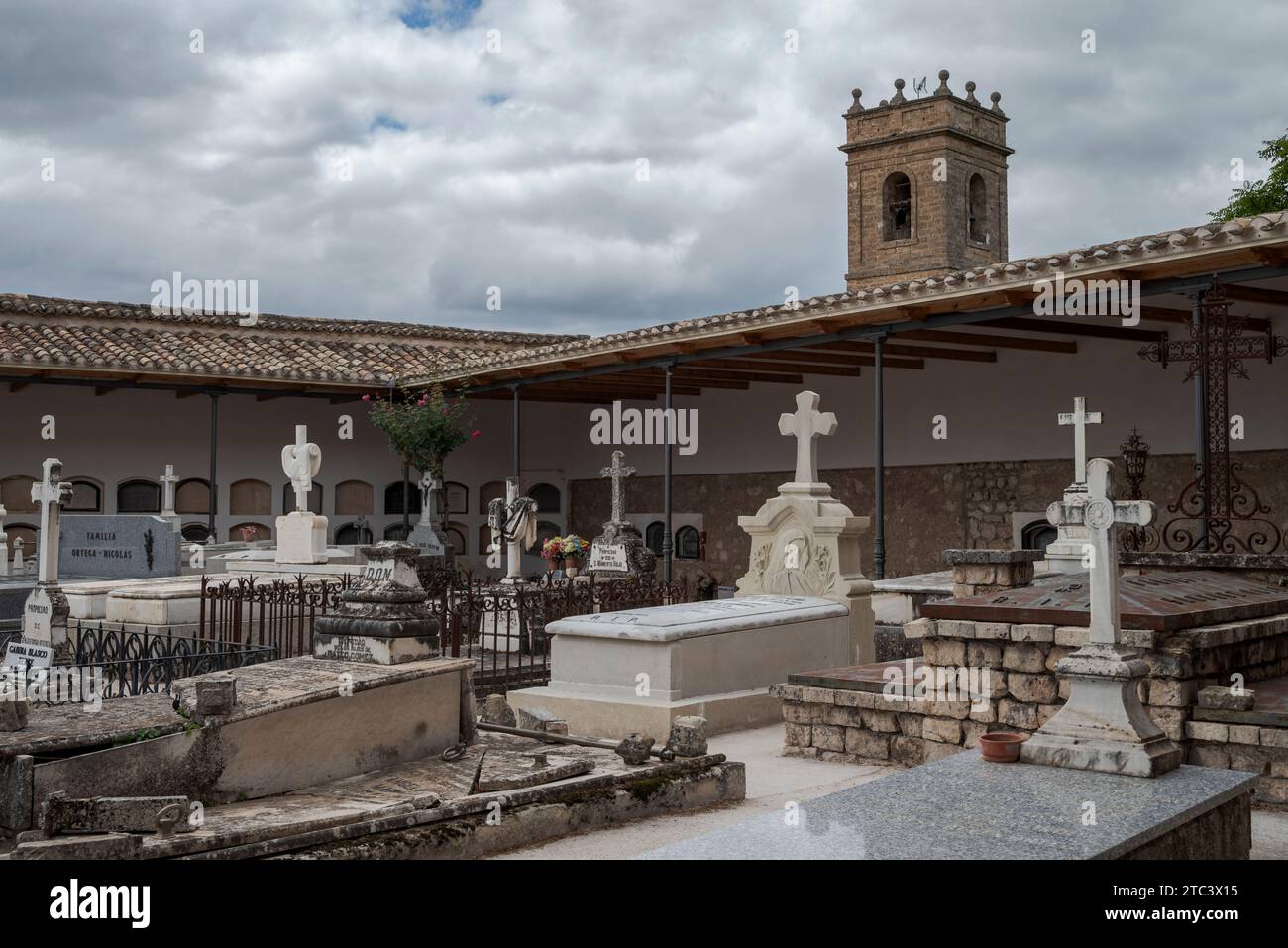 BRIHUEGA, ESPAGNE – 14 MAI 2023 : cimetière de Brihuega, province de Guadalajara, Espagne. Il est à l'intérieur du château de Piedra Bermeja. Le clocher du Banque D'Images