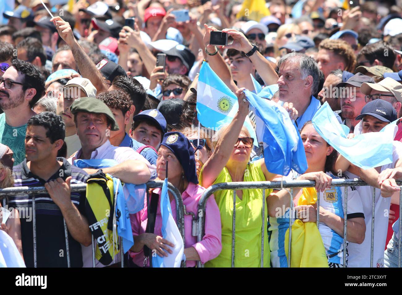 Buenos Aires, Argentine. 10 décembre 2023. Partisans de Javier Milei lors de la prestation de serment et de l'investiture présidentielle au Congrès national ( crédit : Néstor J. Beremblum/Alamy Live News Banque D'Images