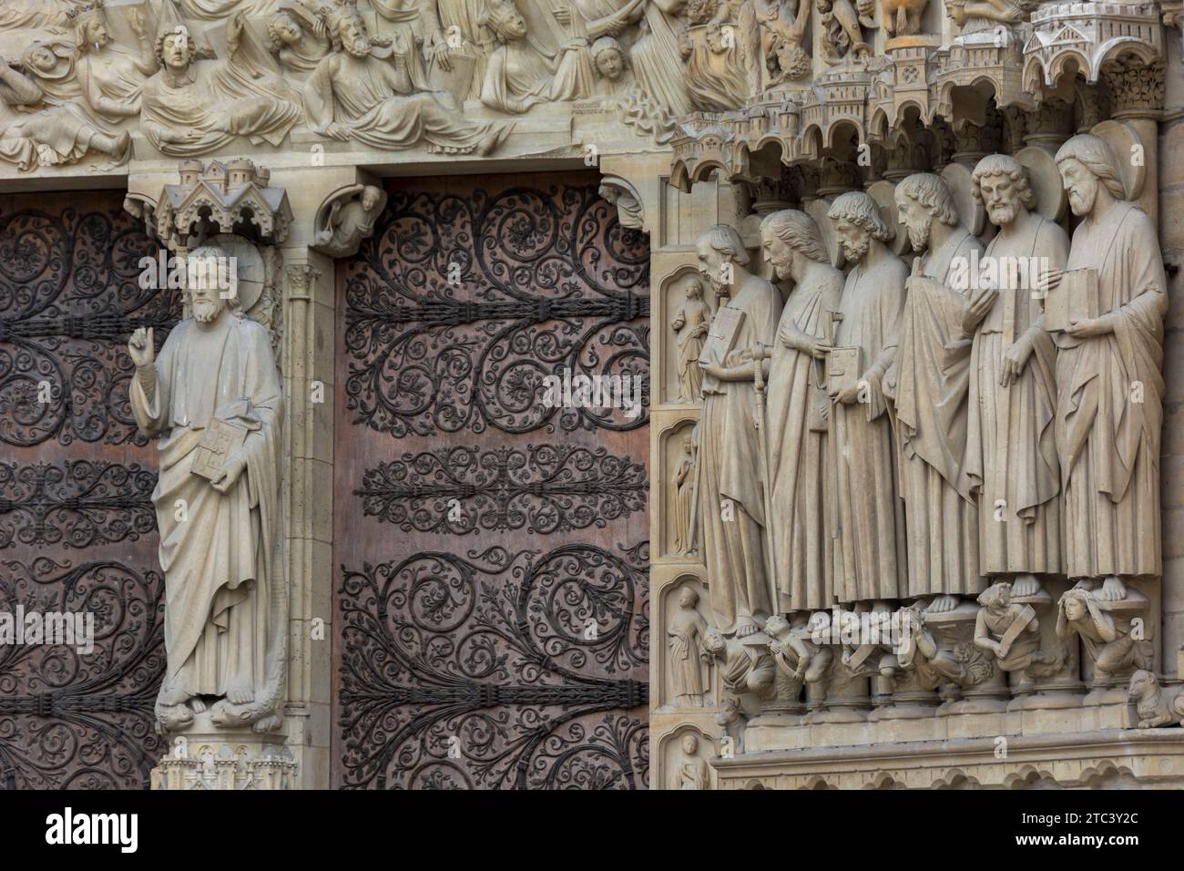 Paris, France. Les portes d'entrée de la cathédrale notre-Dame se rapprochent. Sculptures de saints sur la façade. Patrimoine mondial de l'UNESCO. Banque D'Images