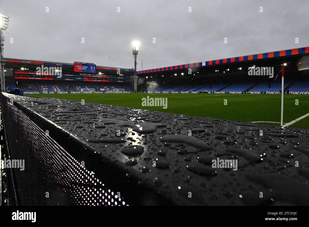 LONDRES, ANGLETERRE - DÉCEMBRE 9 : vue générale du stade sous la pluie lors du match de Premier League entre Crystal Palace et Liverpool FC à Selhurs Banque D'Images