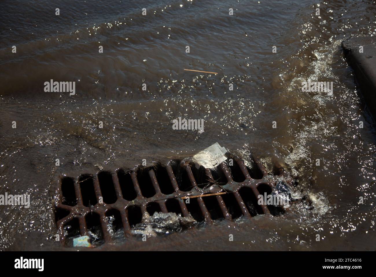 Écoulement de l'eau pendant les fortes pluies et colmatage des eaux usées de la rue. L'écoulement de l'eau lors d'un fort ouragan dans les égouts pluviaux. Système de tempête d'eaux usées le long Banque D'Images