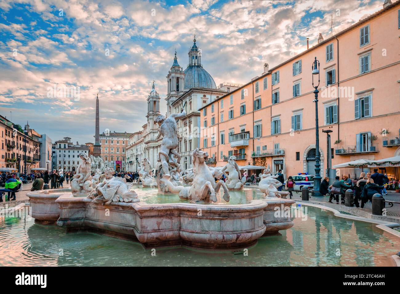 Τhe Fontaine de Neptune sur la Piazza Navona avec l'église de Sant'Agnese à Agone et l'obélisque égyptien en arrière-plan. Rome, Italie. Banque D'Images