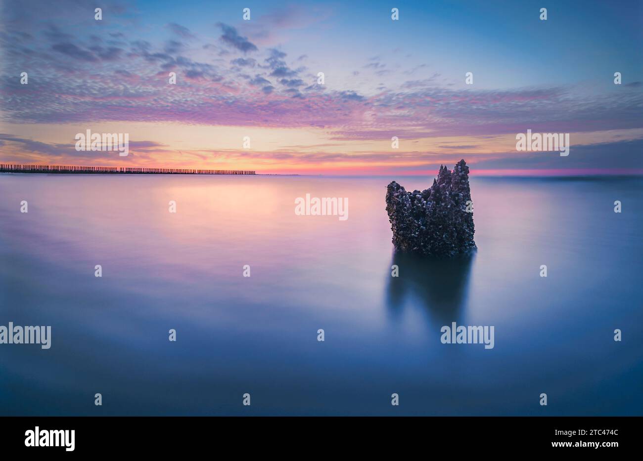 Coucher de soleil atmosphérique le long de la côte des pays-Bas à la hauteur de la Westerschelde avec un ciel nuageux coloré pays-Bas. Provinice Zeeland Banque D'Images