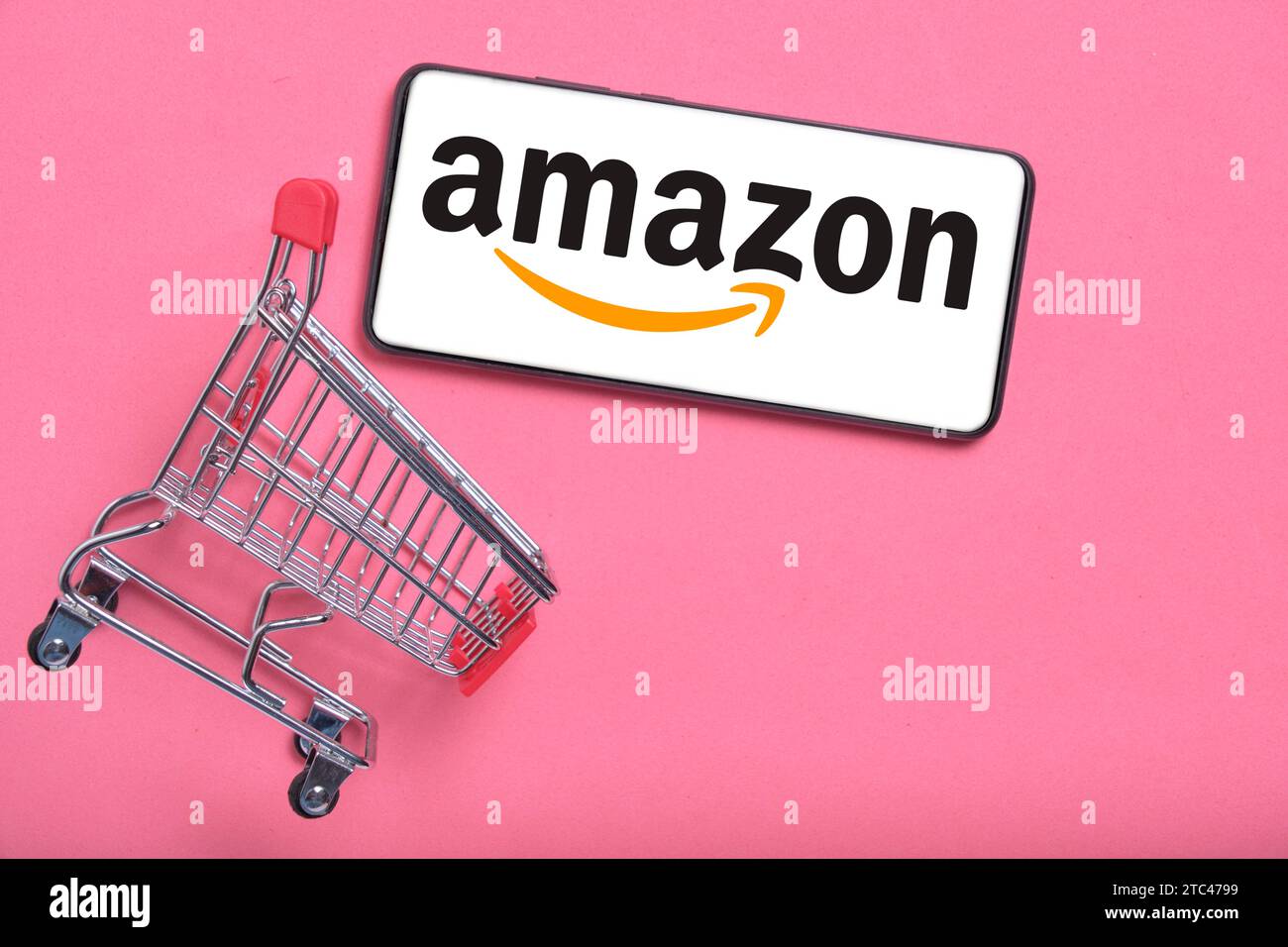 Kostanay, Kazakhstan, août 31, 2023.smartphone avec logo amazon, panier rose fond.concept achats en ligne. Banque D'Images