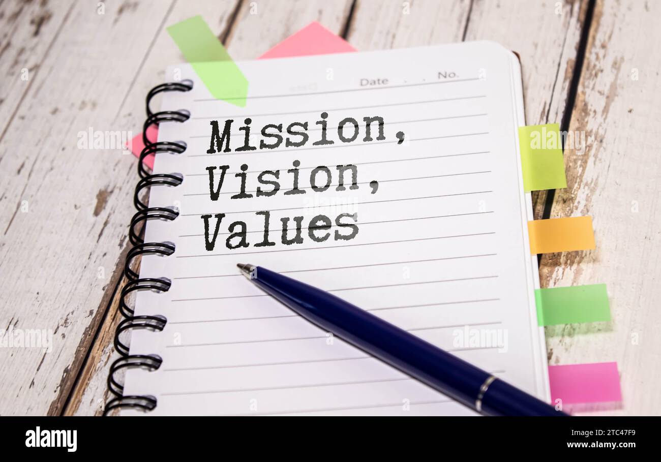 Vision Mission valorise le concept d'affaires sur la note avec quelques crayons colorés mis de côté Banque D'Images