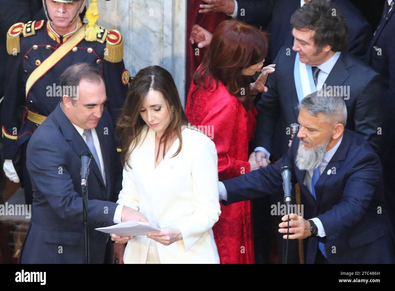 Buenos Aires, Argentine. 10 décembre 2023. Javier Milei reçoit le bâton présidentiel et l'écharpe d'Alberto Fernandez au Congrès national ( crédit : Néstor J. Beremblum / Alamy Live News Banque D'Images