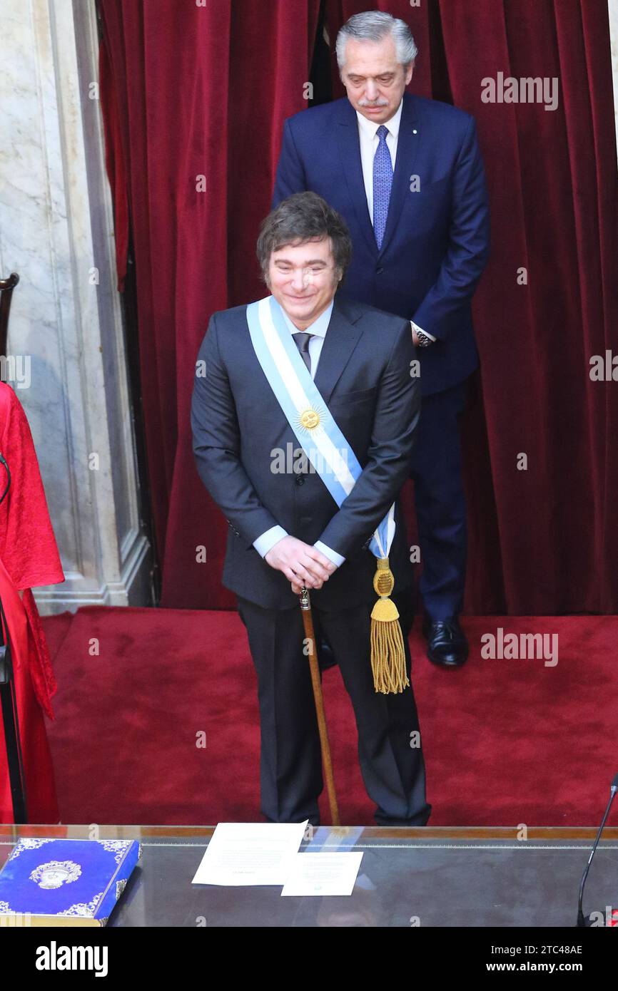 Buenos Aires, Argentine. 10 décembre 2023. Javier Milei reçoit le bâton présidentiel et l'écharpe d'Alberto Fernandez au Congrès national ( crédit : Néstor J. Beremblum / Alamy Live News Banque D'Images