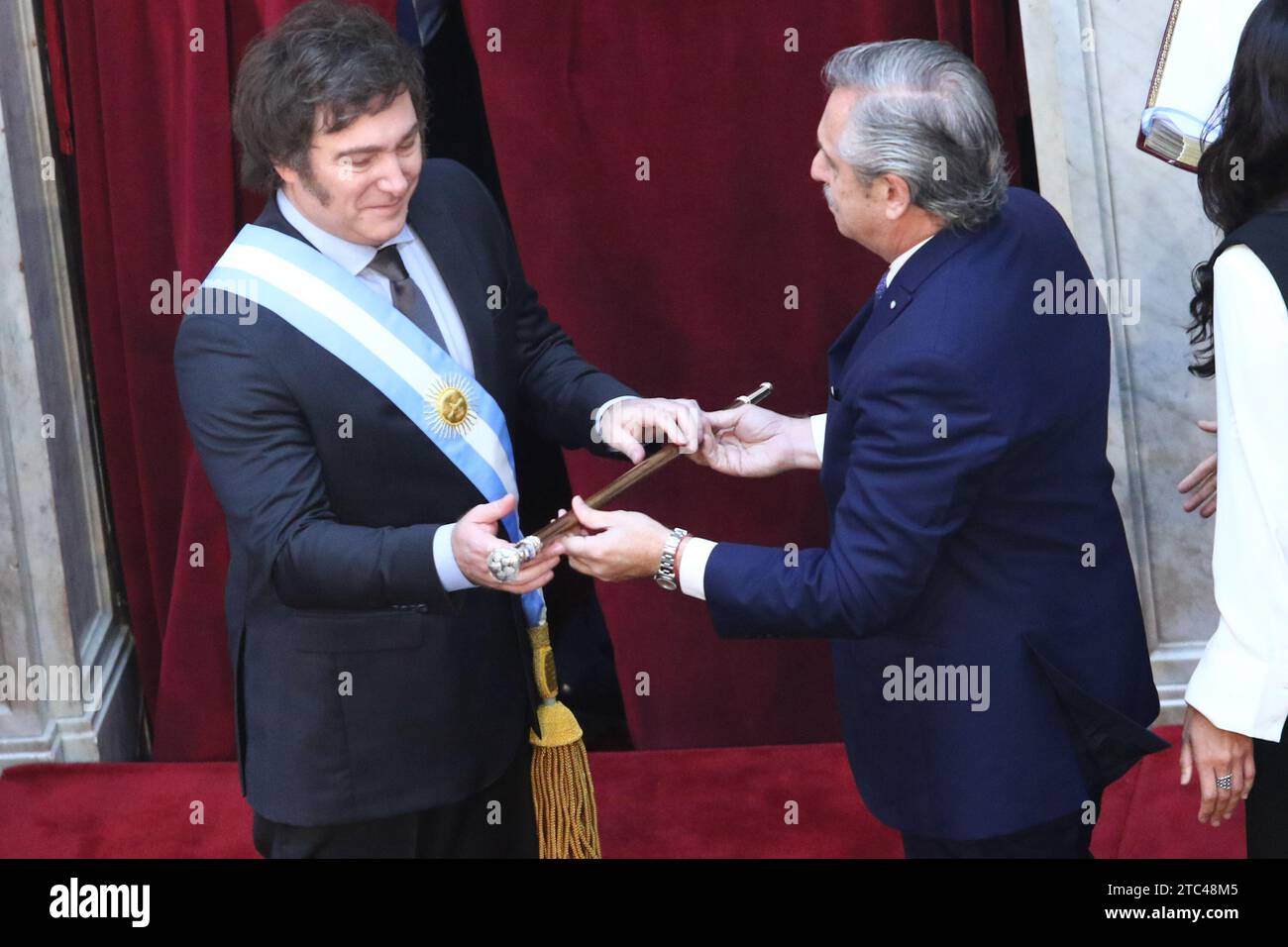 Buenos Aires, Argentine. 10 décembre 2023. Javier Milei reçoit le bâton présidentiel et l'écharpe d'Alberto Fernandez au Congrès national ( crédit : Néstor J. Beremblum / Alamy Live News Banque D'Images