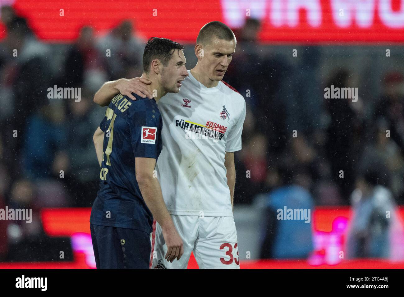 10.12.2023, RheinEnergieStadion, Koeln, GER, 1.FBL, 1. FC Koeln vs. FSV Mainz 05, saison 2023/24, im Bild : Dominik Kohr (1.FSV Mainz 05 #31) und Florian Dietz (1. FC Koeln, #33) ; Symbol für Punkteteilung, Gestik, Mimik, Emotionen ; Einzelaktion, Halbkörper/Halbkoerper ; Freisteller, Einzelbild, Aktion, action, Spielszene ; Foto © nordphoto GmbH/Denkinger LA RÉGLEMENTATION DFL INTERDIT TOUTE UTILISATION DE PHOTOGRAPHIES COMME SÉQUENCES D'IMAGES ET/OU QUASI-VIDÉO Banque D'Images