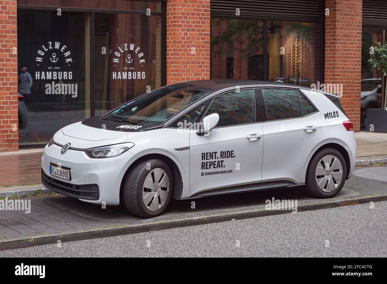 Une voiture d'autopartage Miles (« Rent.Ride.Repeat » « Carsharing Made Easy ») garée à Hambourg, en Allemagne. Banque D'Images
