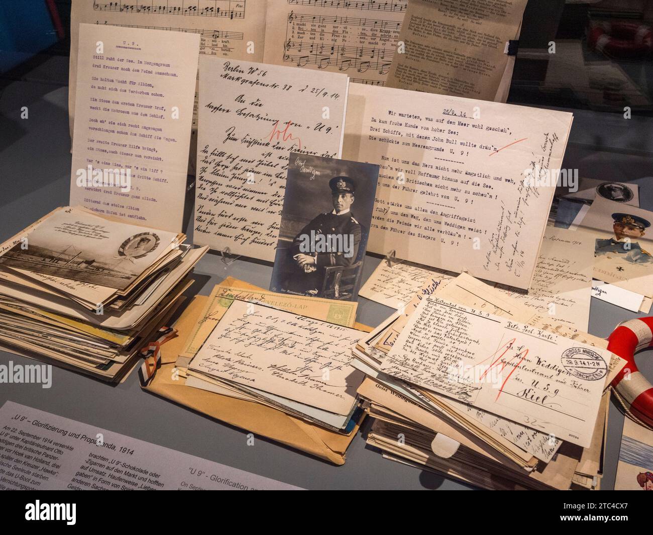 Une pile de "fan mail" envoyée à l'équipage du U-boot U9 après le naufrage de 3 navires britanniques en 1914, Musée maritime international, Hambourg, Allemagne. Banque D'Images