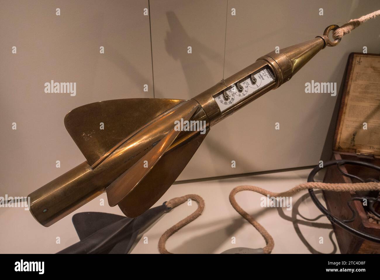 Le harpon breveté de Walker (A2) jeté par-dessus bord et traîné pour prendre des mesures, Musée maritime international, HafenCity, Hambourg, Allemagne. Banque D'Images Le harpon breveté de Walker (A2) jeté par-dessus bord et traîné pour prendre des mesures, Musée maritime international, HafenCity, Hambourg, Allemagne. Banque D'Images