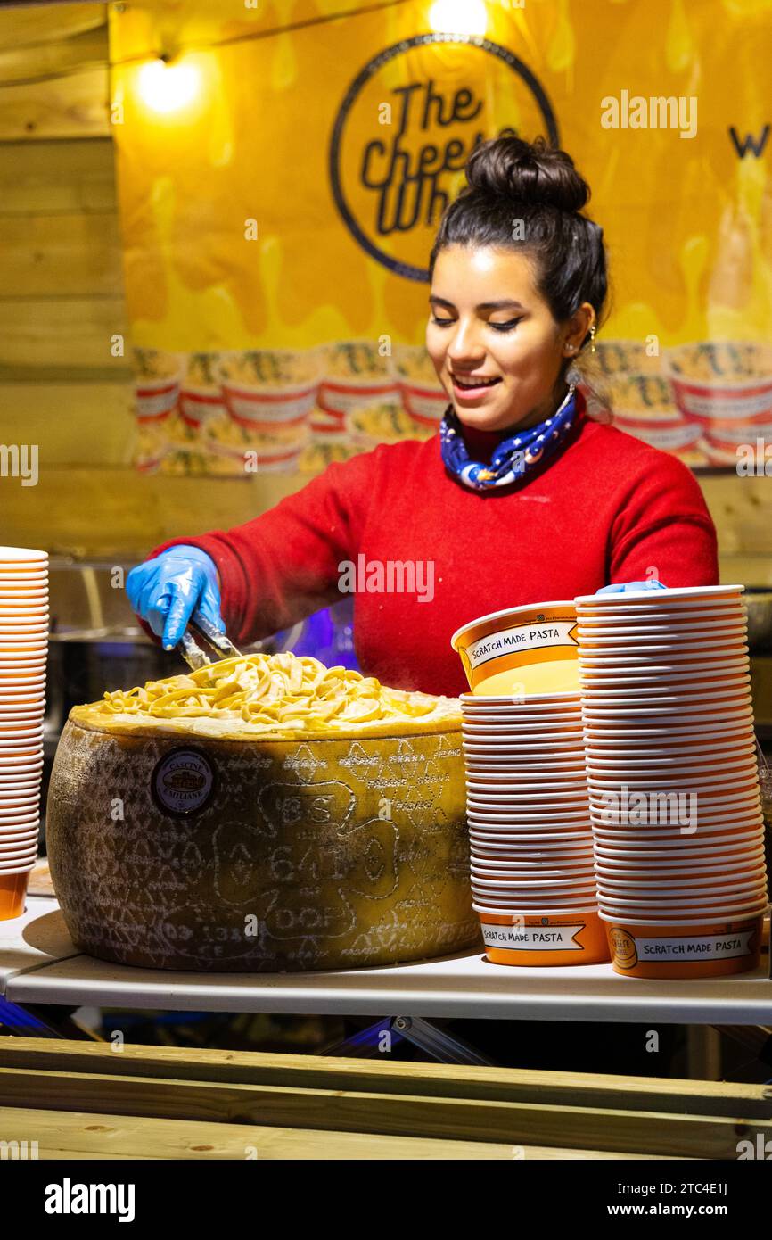 Pâtes fettuccine à la Cheese Wheel, marché de Noël du Royaume d'hiver à l'Excel Centre, Londres, Angleterre Banque D'Images