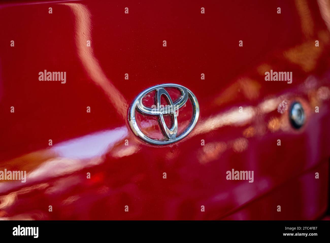 Salvador, Bahia, Brésil - 02 décembre 2023 : détail du logo d'une voiture Toyota. Ville de Salvador, Bahia. Banque D'Images