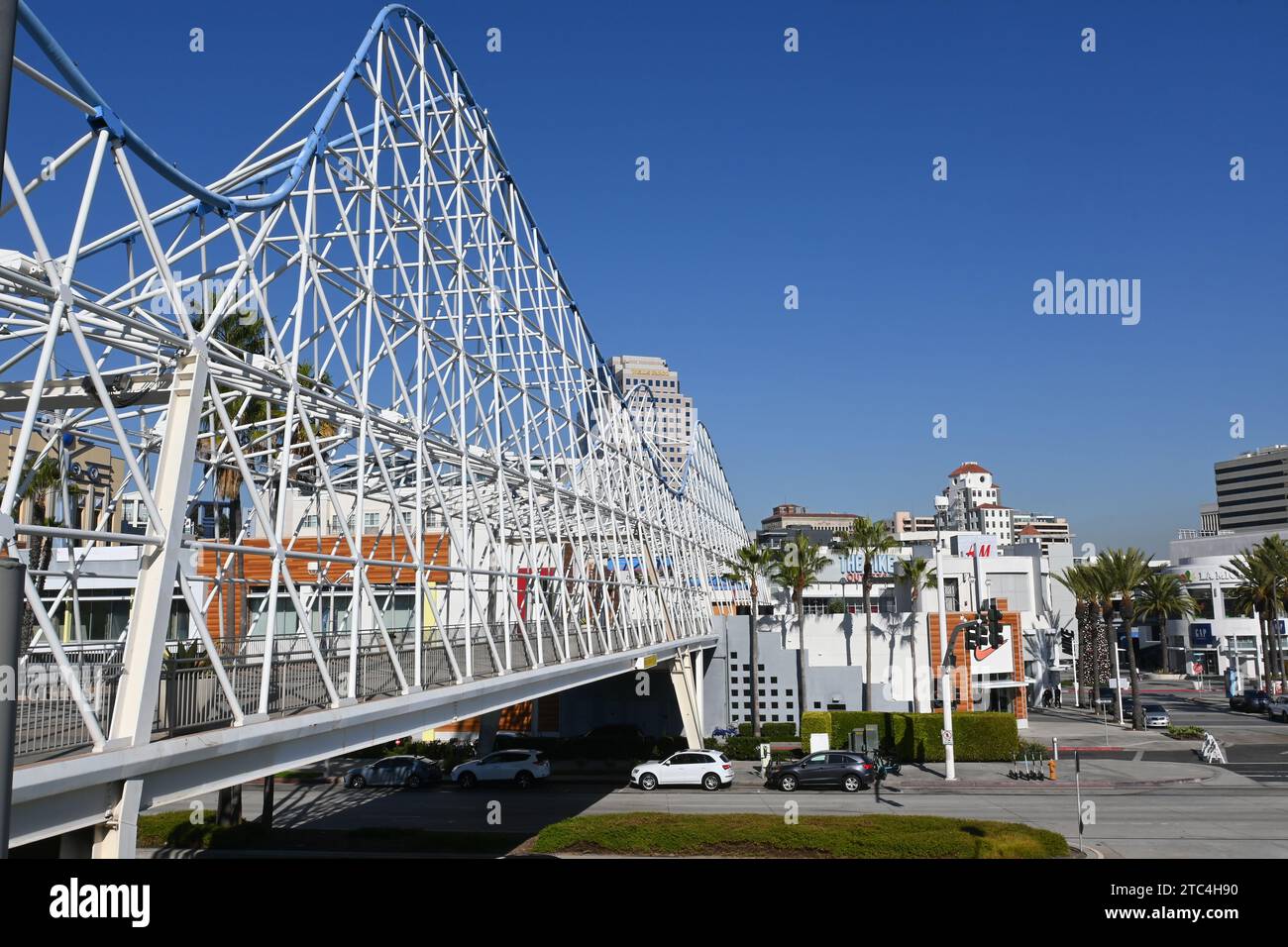 LONG BEACH, CALIFORNIE - 6 décembre 2023 : Pedestrian Bridge over Shoreline Drive minimisant le Cyclone RollerCoaster. Banque D'Images