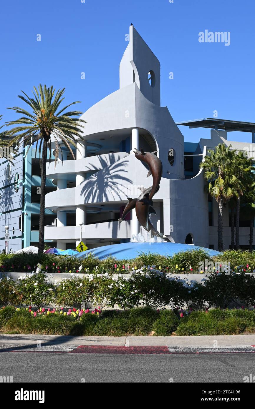 LONG BEACH, CALIFORNIE - 6 décembre 2023 : fontaine des dauphins et structure de stationnement à l'Aquarium du Pacifique. Banque D'Images