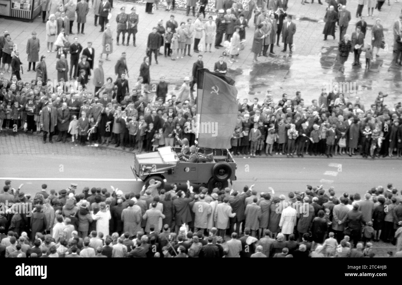 Armée populaire nationale allemande GDR Jeep IFA P3 - nationale Volksarmee NVA Geländewagen IFA P3 - Parade militaire est Berlin 1965 mai / Militärparade Mai 1965 à Ost-Berlin Frankfurter Tor Banque D'Images