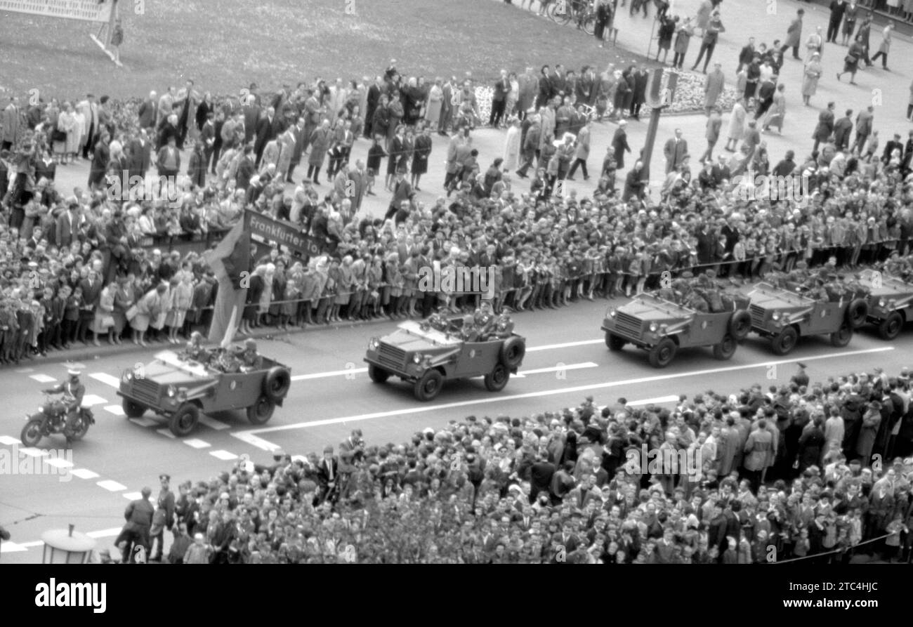 Armée populaire nationale allemande GDR Jeep IFA P3 - nationale Volksarmee NVA Geländewagen IFA P3 - Parade militaire est Berlin 1965 mai / Militärparade Mai 1965 à Ost-Berlin Frankfurter Tor Banque D'Images
