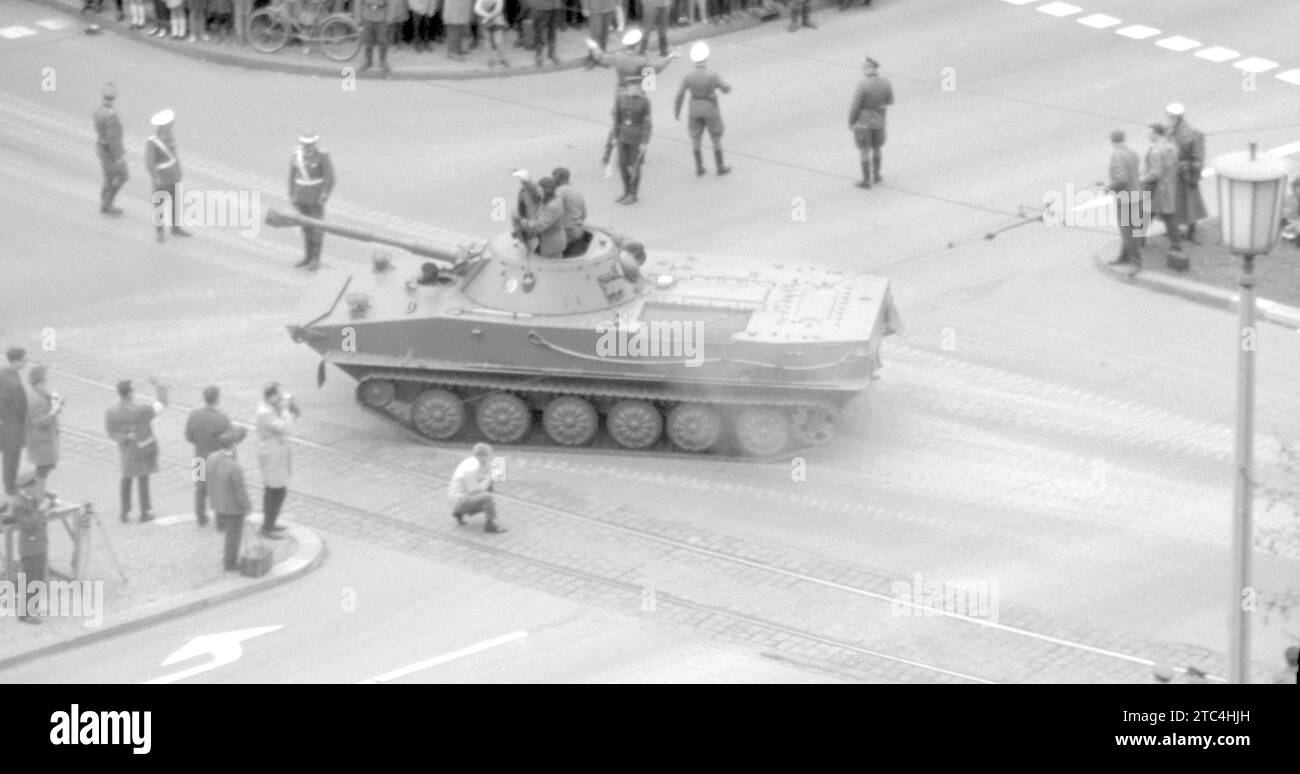 Armée populaire nationale allemande GDR Amphibious Light Tank PT 76 - nationale Volksarmee NVA leichter Schwimmpanzer PT-76 - Parade militaire est Berlin 1965 mai / Militärparade Mai 1965 à Ost-Berlin Frankfurter Tor Banque D'Images