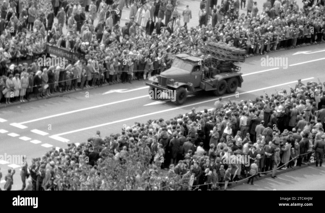 Armée populaire nationale allemande GDR lance-roquettes multiples BM-24 / 8U31 sur camion ZIL157 / ZIS157 - nationale Volksarmee NVA Mehrfachraketenwerfer BM-24 / 8U31 auf LKW ZIL-157 / ZIS-157 - Parade militaire est Berlin mai 1965 / Militärparade Mai 1965 à Ost-Berlin Frankfurter Tor Banque D'Images