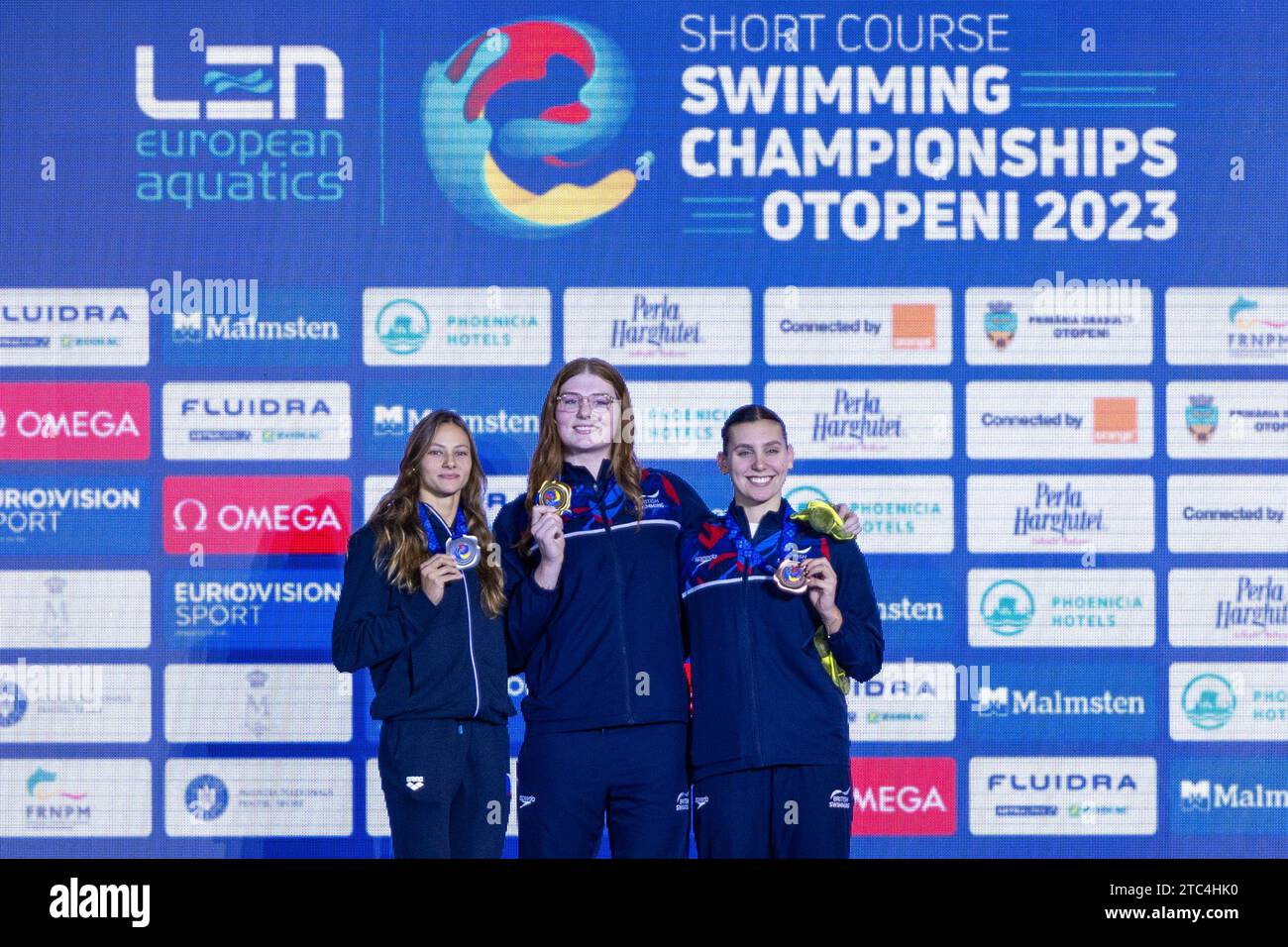 Anderson Freya de Grande-Bretagne, Seemanova Barbara de République Tchèque et Colbert Freya de Grande-Bretagne lors de la cérémonie du podium pour Womenâ&#x80;&#x99;s 200m Freestyle aux Championnats d'Europe de courte durée LEN 2023 le 10 décembre 2023 à Otopeni, Roumanie Banque D'Images