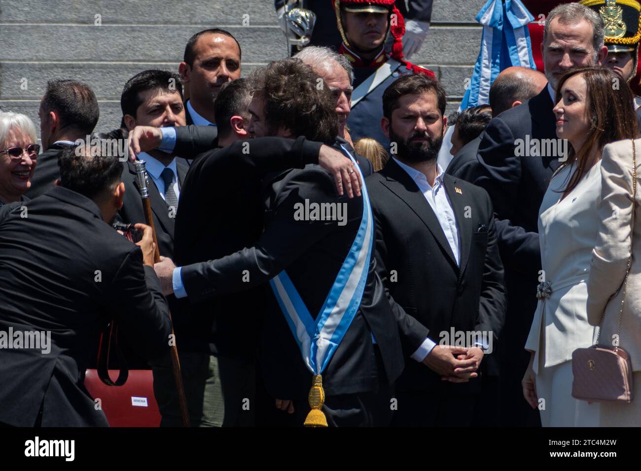 Buenos Aires, Argentine. 10 décembre 2023. Argentine, Buenos Aires, 2023-12-10. Javier Milei, président de l'Argentine, salue avec euphorie le président ukrainien Volodymir Zelenski dans un câlin. (Photo de Sebastian Hipperdinger/Faro collective/Sipa USA) crédit : SIPA USA/Alamy Live News Banque D'Images