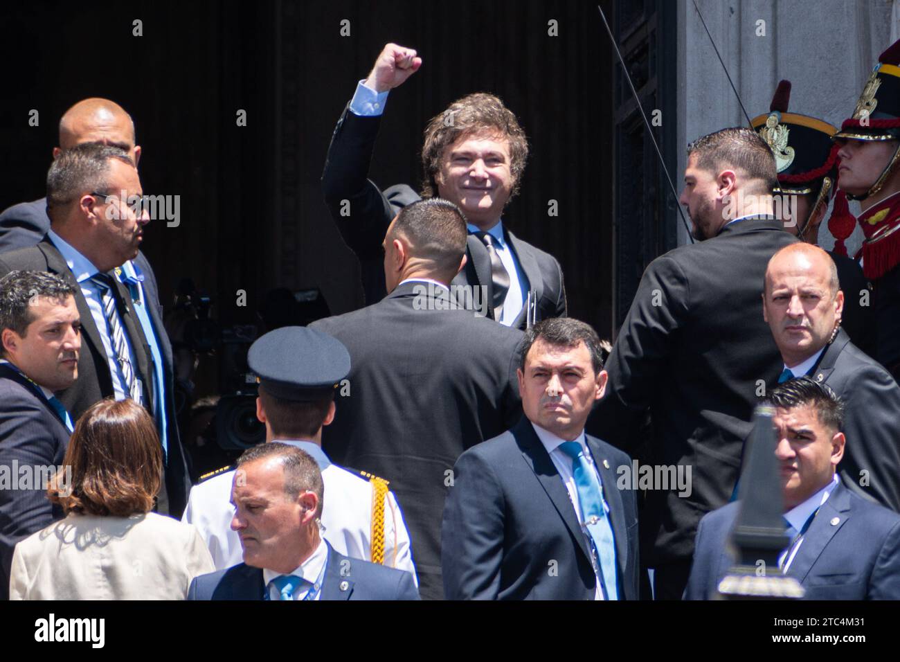 Buenos Aires, Argentine. 10 décembre 2023. Argentine, Buenos Aires, 2023-12-10. Javier Milei, président élu, salue ses partisans avant d’entrer au Congrès national pour le transfert du pouvoir. (Photo de Sebastian Hipperdinger/Faro collective/Sipa USA) crédit : SIPA USA/Alamy Live News Banque D'Images