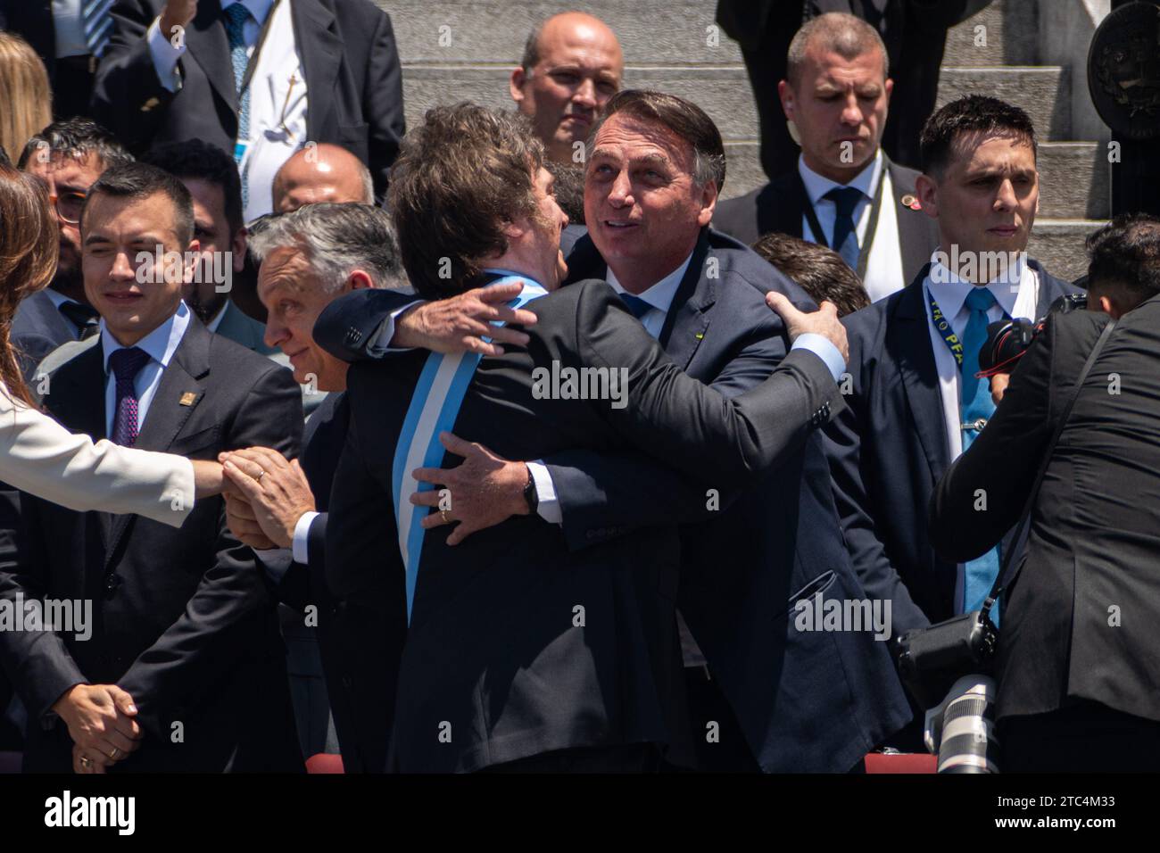 Buenos Aires, Argentine. 10 décembre 2023. Argentine, Buenos Aires, 2023-12-10. Javier Milei, président de l'Argentine, accueille avec un câlin l'ancien président du Brésil, Jair Bolsonaro. (Photo de Sebastian Hipperdinger/Faro collective/Sipa USA) crédit : SIPA USA/Alamy Live News Banque D'Images