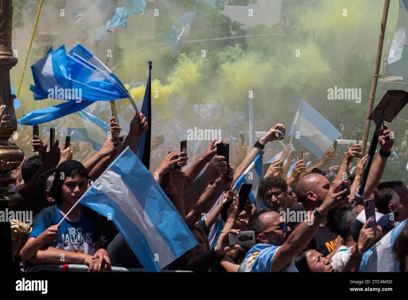 Buenos Aires, Argentine. 10 décembre 2023. Argentine, Buenos Aires, 2023-12-10. Les partisans du nouveau président argentin, Javier Milei, l'ont encouragé lors de son premier discours présidentiel, le 10 décembre 2023. (Photo de Sebastian Hipperdinger/Faro collective/Sipa USA). Crédit : SIPA USA/Alamy Live News Banque D'Images