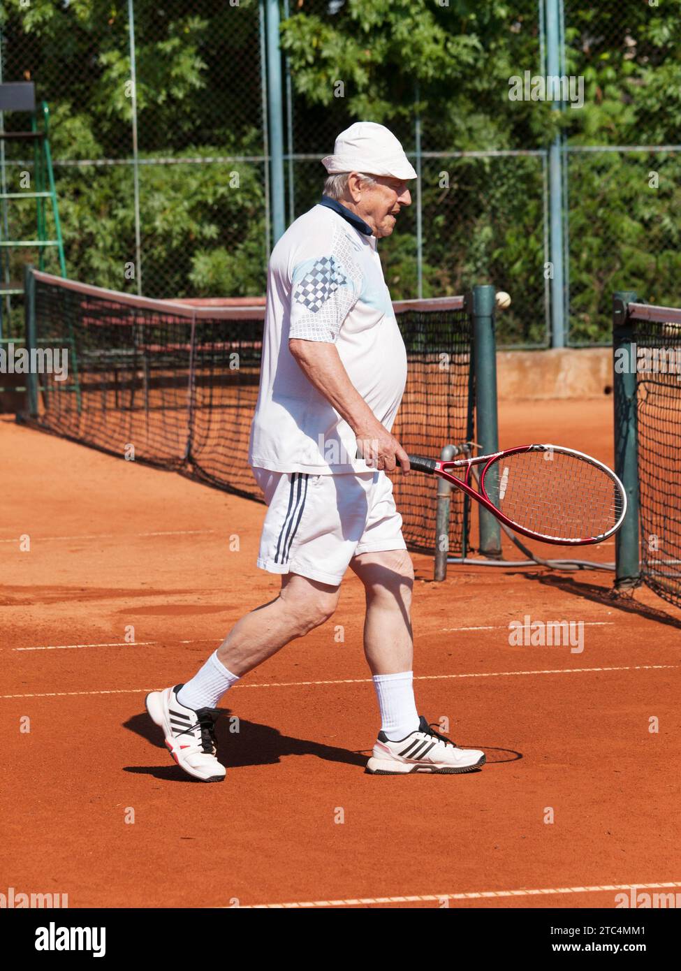 Portrait d'un senior actif jouant au tennis Banque D'Images