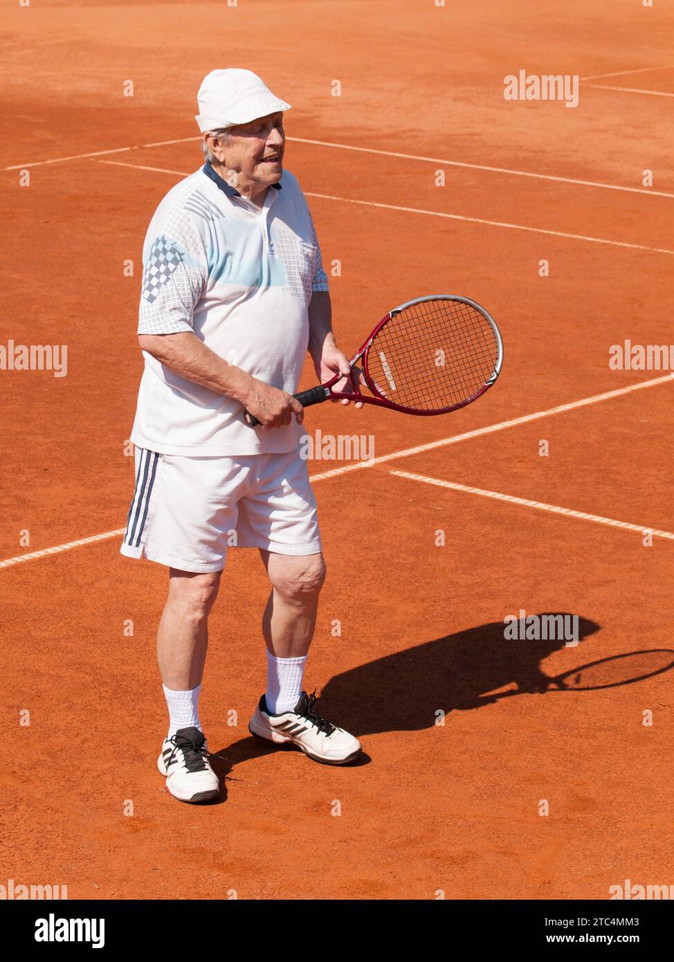 Portrait d'un senior actif jouant au tennis Banque D'Images